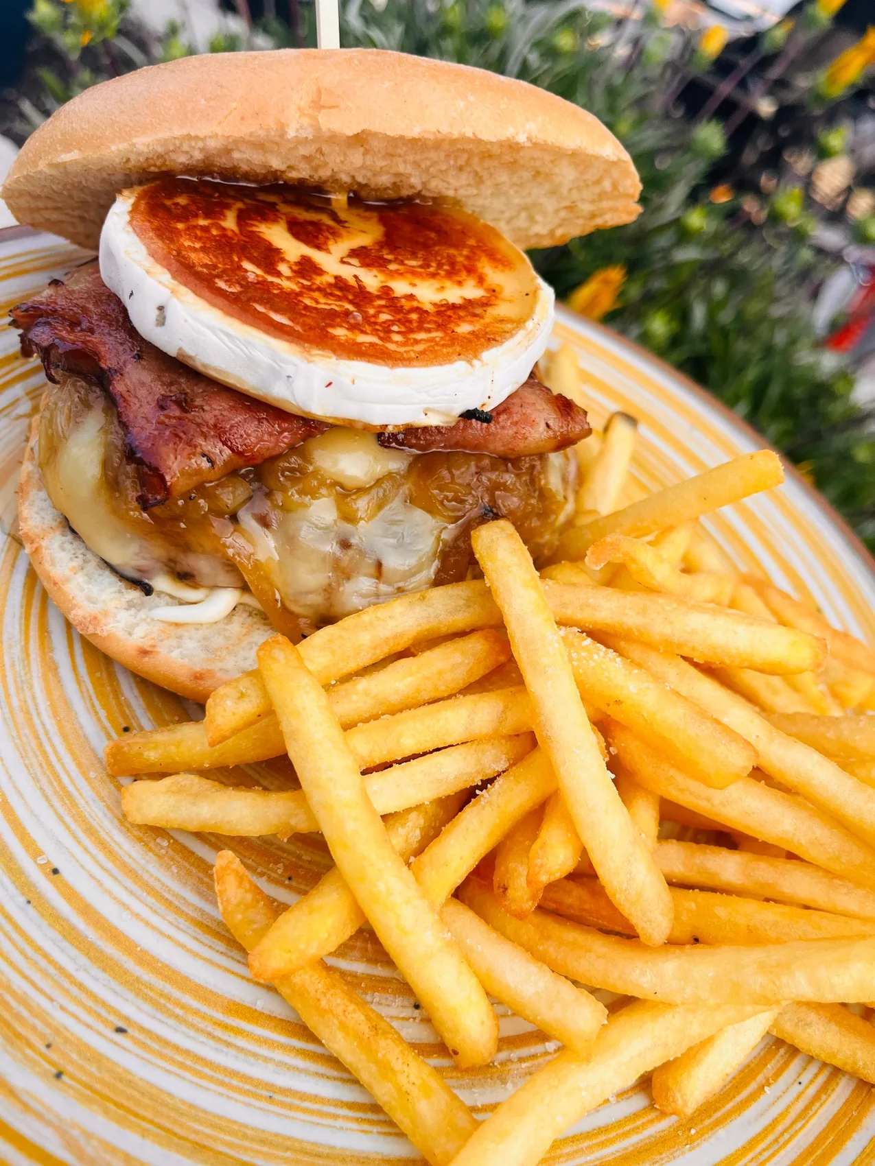 Hamburguesa amb patates a Best Seller Beach Bar
