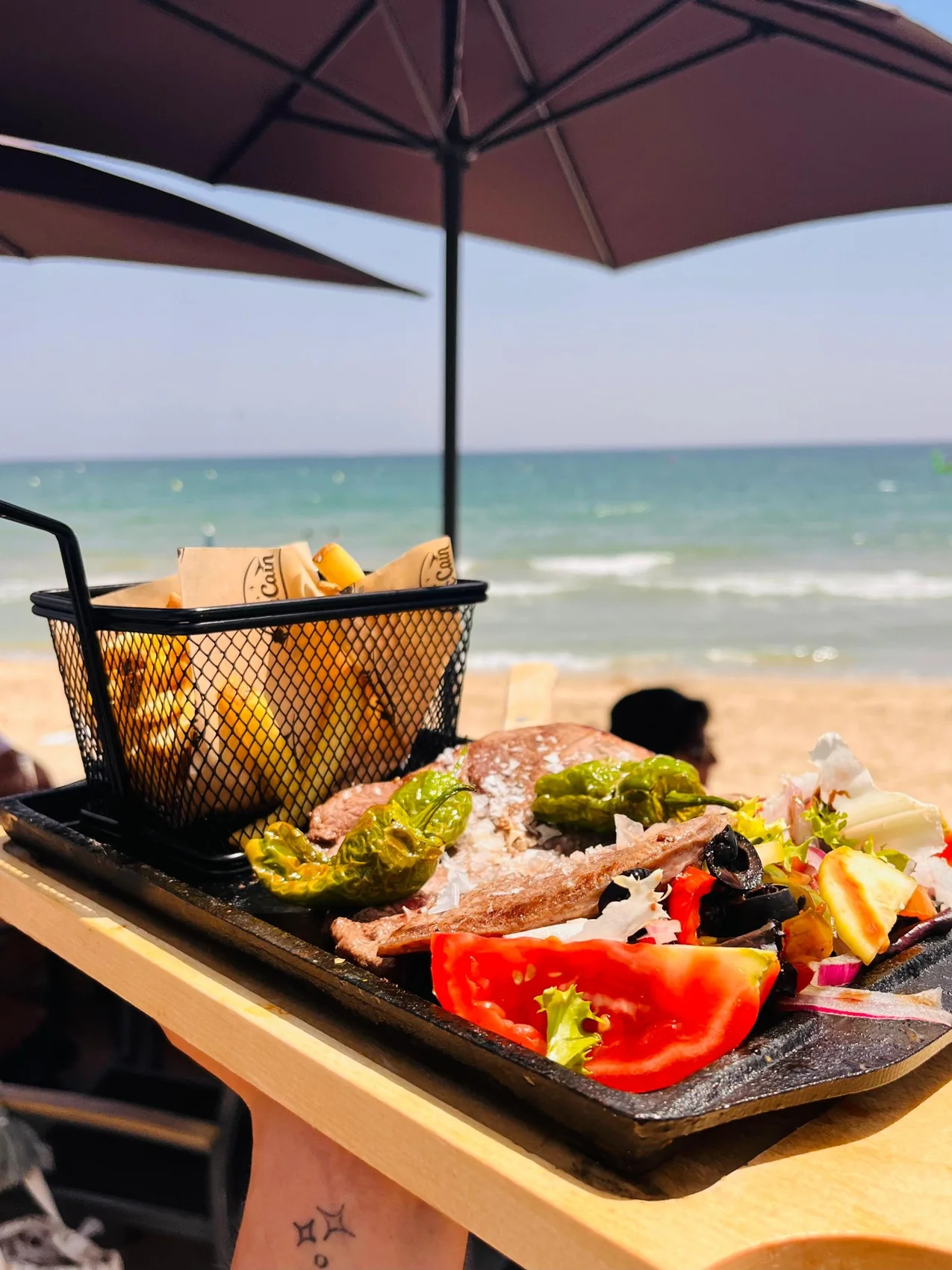 Plat de carn amb patates i amanida a Best Seller Beach Bar