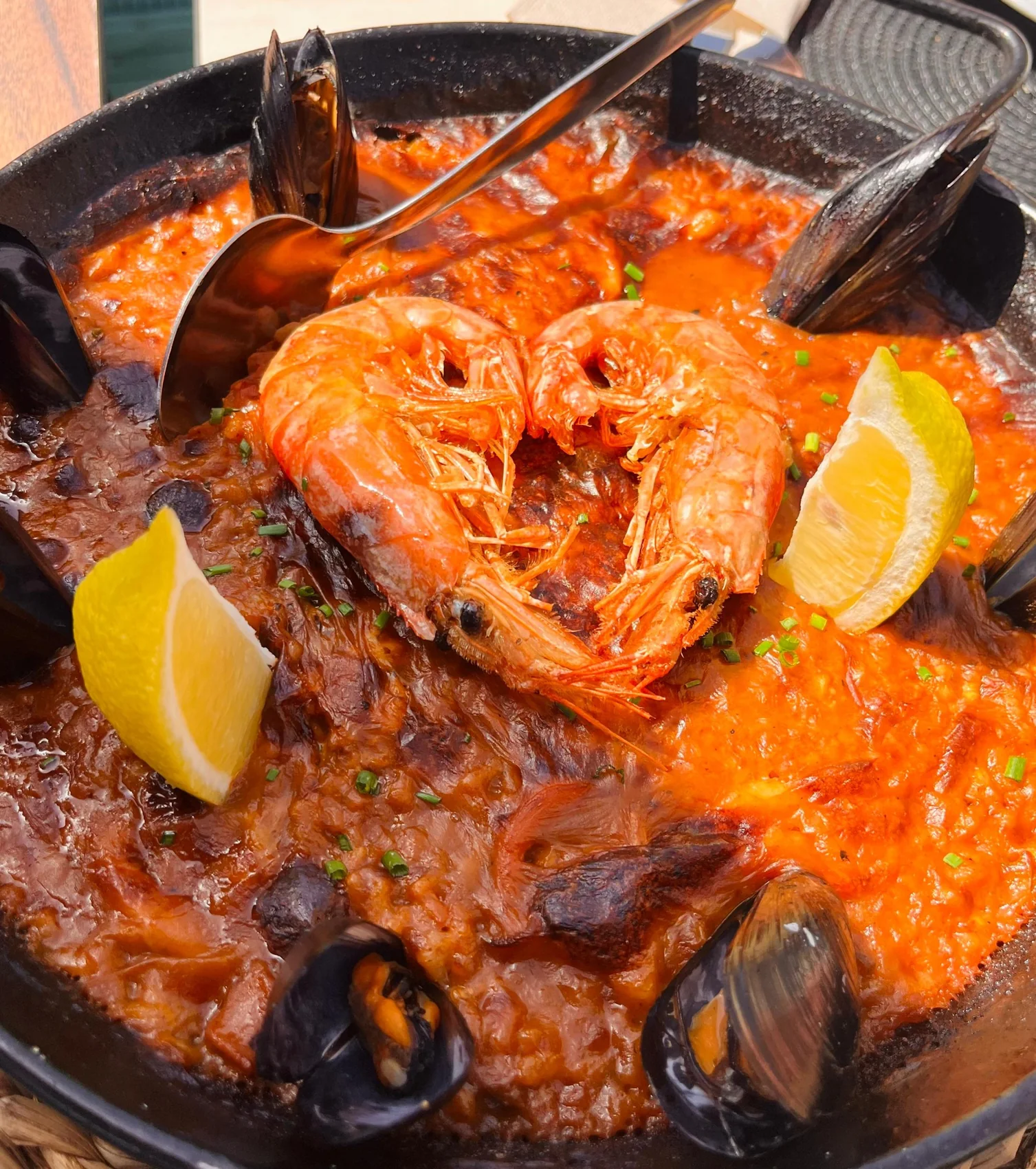 Paella de marisc servida a Best Seller Beach Bar