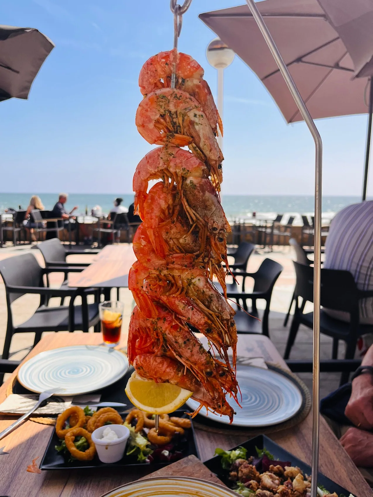 Llagostins a la graella vora el mar a Best Seller Beach Bar