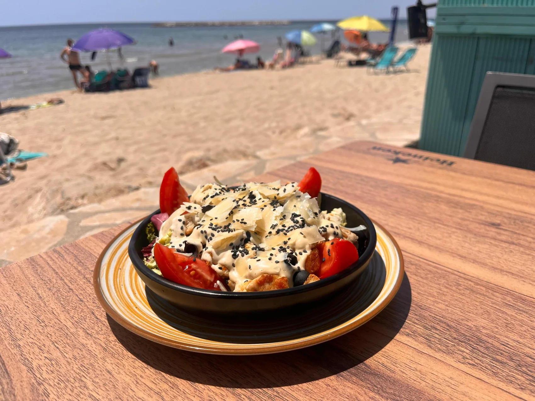 Amanida servida vora el mar a Best Seller Beach Bar