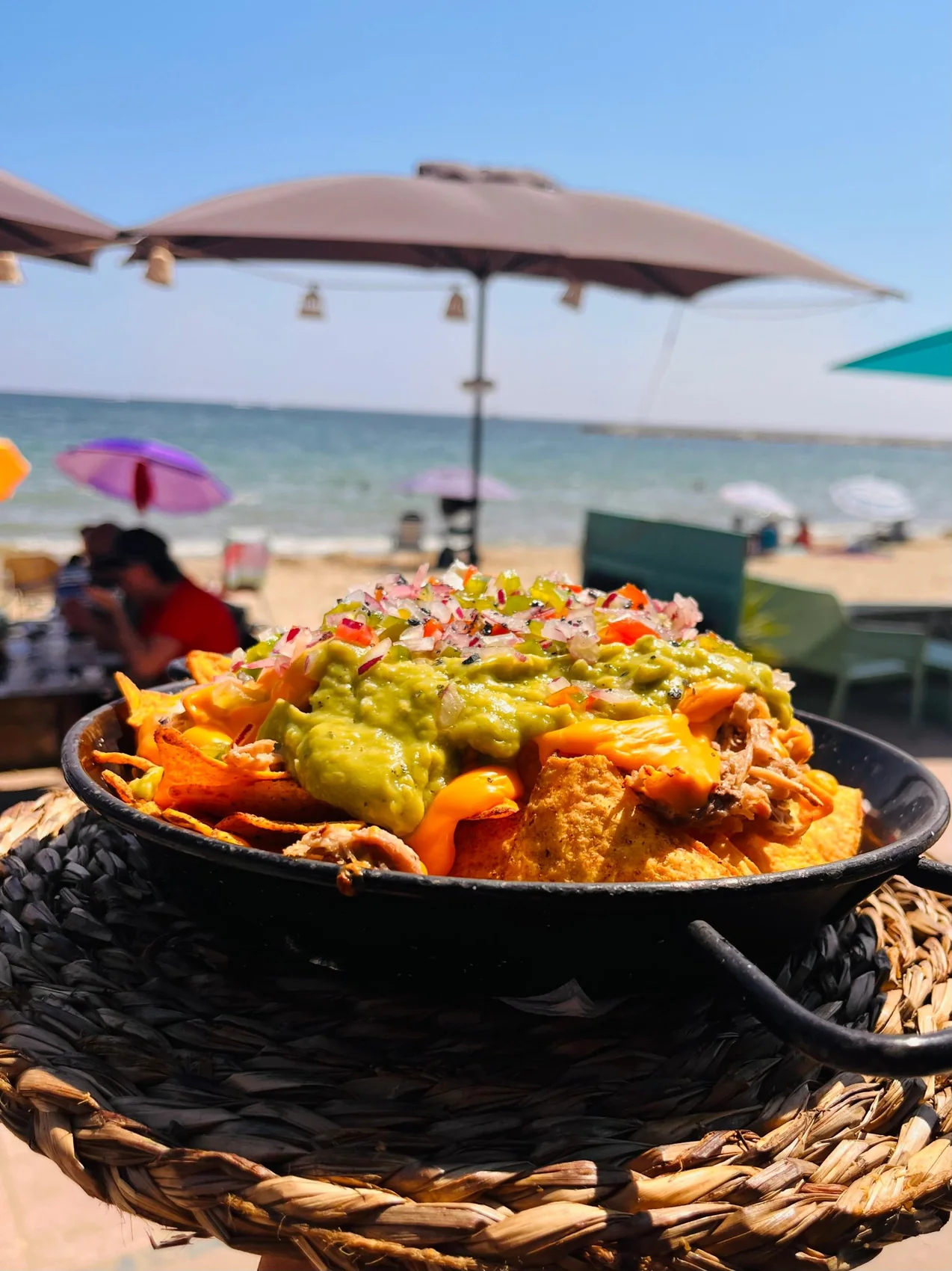 Nachos amb guacamole i cheddar a Best Seller Beach Bar